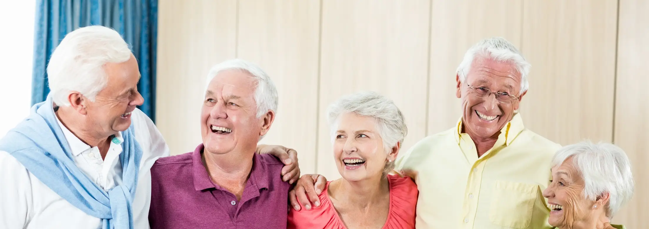 Couple de seniors souriants, accompagnés au quotidien
