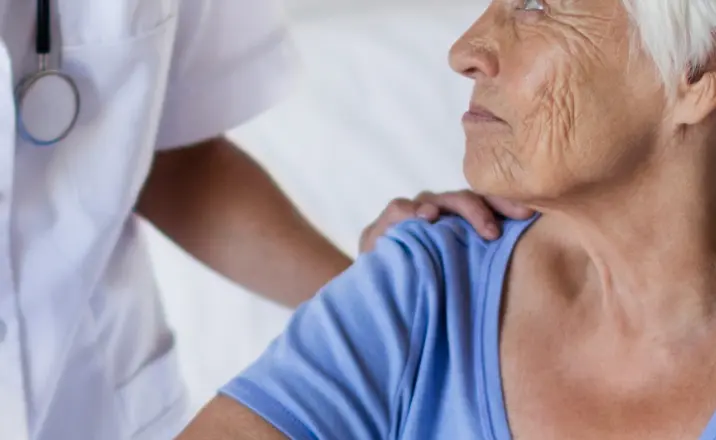 Soignante accompagnant une personne âgée avec bienveillance